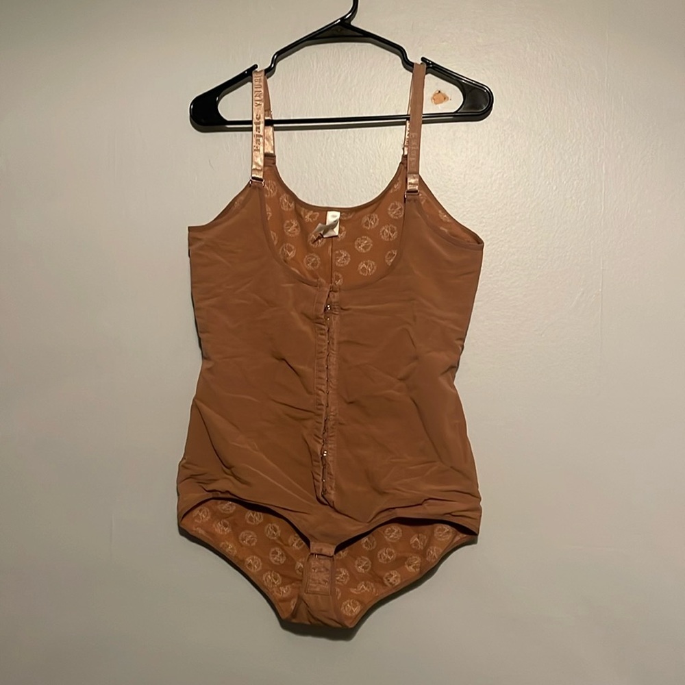 Gently used shape wear trainer made in Columbia sold as is please see pictures